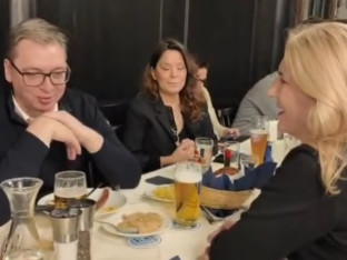 Cvijanovićeva i Vučić u Minhenu: "Srpsko-srpski dijalog u bavarskoj kafani"