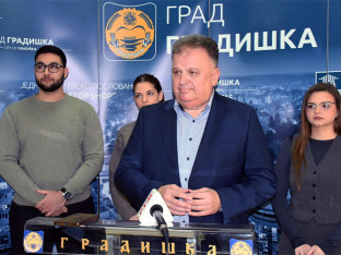 У Градишци потписани уговори са 106 стипендиста (ФОТО)