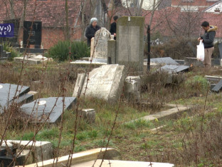 Srbi posjetili devastirana groblja u Prištini i južnoj Mitrovici