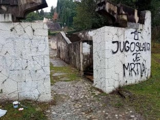 Ustaški simboli na Partizanskom groblju u Mostaru