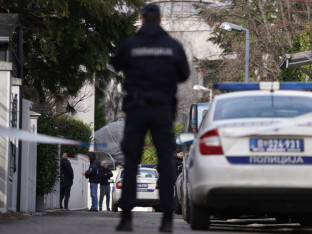 Haos na Dorćolu: Skakao po „audiju“, pa brutalno pretukao dvoje ljudi i psa!