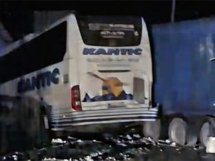 Devet osoba zatražilo pomoć nakon sudara autobusa i kamiona