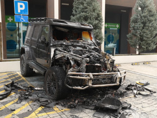Oglasio se Baka Prase nakon što mu je izgorio skupocjeni automobil