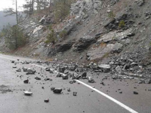 Возачи опрез: Снијег, одрони и клизави коловози - обуставе и ограничења