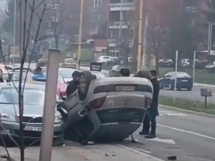 Saobraćajka u Tuzli: Auto na krovu, dvije osobe povrijeđene