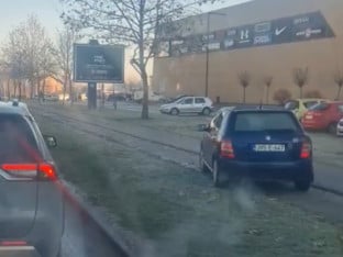 Гужва није била препрека: Возач у Бањалуци кренуо тротоаром