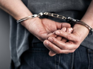 Pronađeni oružje, municija i droga, osumnjičeni uhapšen