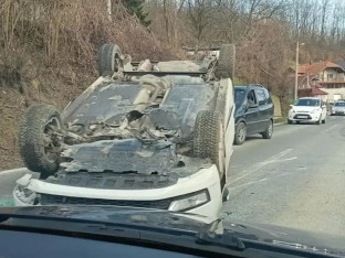 Automobil završio na krovu, vozač teško povrijeđen