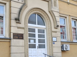 Brodska biblioteka se oglasila u vezi sa finansiranjem skulpture Dušku Trifunoviću