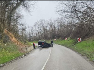 Udes u Klašnicama: Automobil završio na krovu