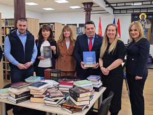 Стевандић даровао књиге: Српска традиција живи у Будимпешти
