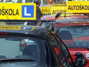 Ауто-школе најављују поскупљење