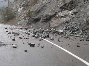 Опрез: На више дионица опасност од одрона