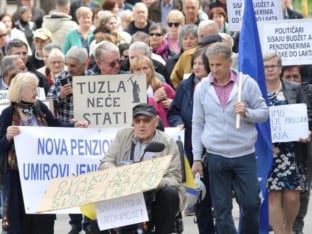 Тузлански пензионери протестују због ниских пензија