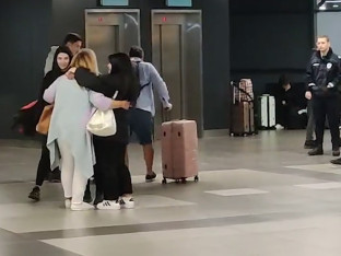 Zagrljaji i suze na aerodromu "Nikola Tesla": Šta državljani Srbije kažu o situaciji u Dubaiju