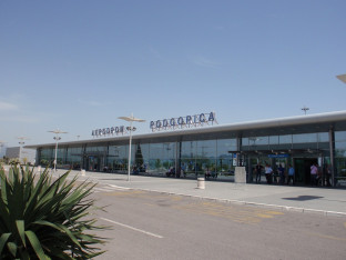 Prvi avion sa evakuisanim državljanima Crne Gore sletio u Podgoricu