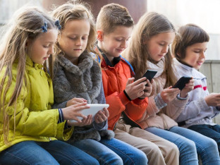 Hrvatska će zabraniti upotrebu mobilnih telefona u osnovnim školama