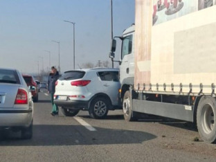 Saobraćajka na brzoj cesti Laktaši - Banjaluka: Sudarili se automobil i kamion