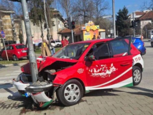 Nesreća kod "Emporiuma": Automobilom se zabio u semafor