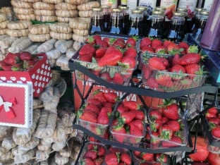 Стигле прве јагоде из Херцеговине: Бањалучани кажу да су прескупе