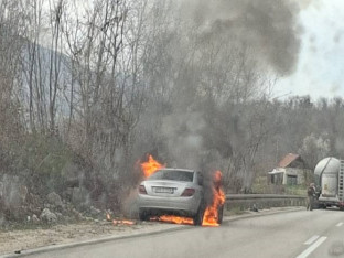 Gori automobil na putu ka Mrkonjić Gradu!