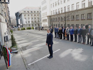 Godišnjica smrti Zorana Đinđića: Položeni vijenci na mjestu atentata