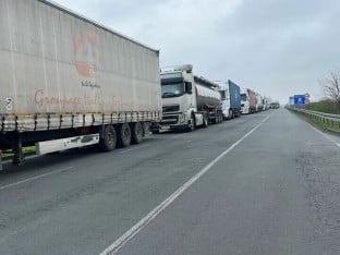 Теретњаци на Батровцима чекају три сата