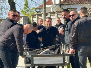 "Sahranite mi brata sa mikrofonom": Darko Lazić se oprostio od tragično nastradalog Dragana