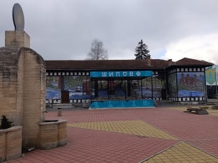 Мурал патријарха Павла у Шипову постао мјесто за фотографисање