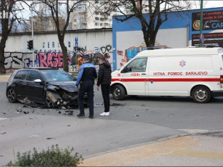Dijelovi automobila rasuti po ulici: Sudar u sarajevskom naselju
