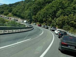 Pijan u krivini preticao kolonu od 15 vozila: Državljanin BiH kažnjen sa 2.000 evra u Budvi