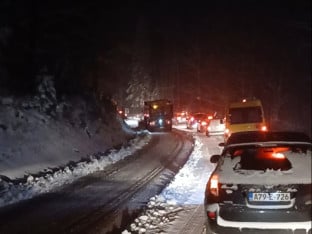 ОПРЕЗ: Снијег отежава саобраћај преко Романије