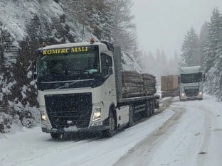 ОПРЕЗ: Саобраћај отежан због угаженог снијега на више дионица