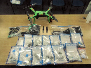 Dron u zatvor ispustio paket sa noževima, mobilnim telefonom i fantomkama