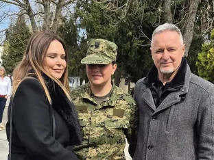 Tompson upoznao kćerku koja je položila vojničku zakletvu sa ministrom Anušićem
