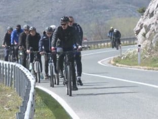 Бициклисти кренули на ходочашће у манастир Острог