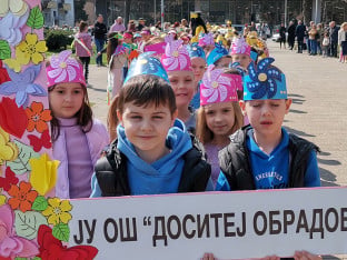 Прољећна чаролија у Добоју: Дјеца уљепшала парк