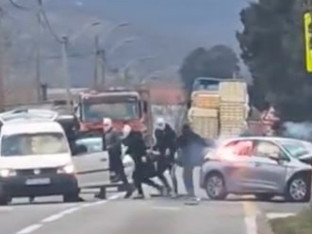 Dramatičan napad u Mostaru: Fantomke, palice i zapaljen automobil (VIDEO)