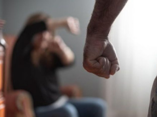 Pred unucima tukao suprugu, kćerki prijetio ubistvom: Potvrđena optužnica u Foči