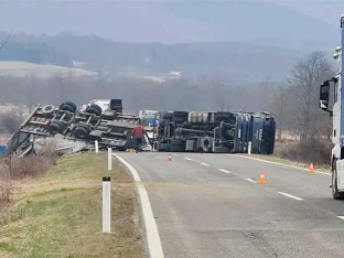 Zastrašujući prizor u blizini Petrovca: Kamion se prevrnuo nasred puta!