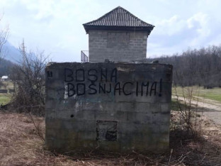 Увредљиви графити на касарни "Заим Имамовић" у Пазарићу (ФОТО)