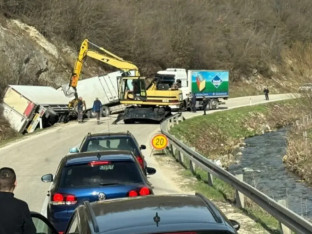 Nesreća u blizini Mrkonjić Grada, kamion završio u kanalu