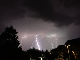 Hotično u Sloveniji, hiljade ljudi ostalo bez struje
