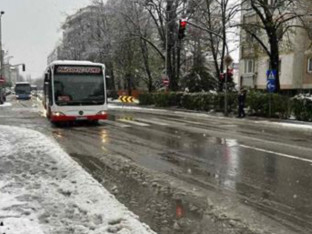 Висина снијега 30 центиметара, почело чишћење путева