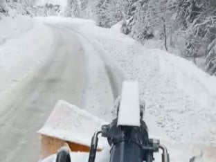ОПРЕЗ: Снијег отежава саобраћај у овим крајевима