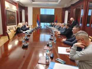 Минић: Буџетским корисницима пет одсто веће плате