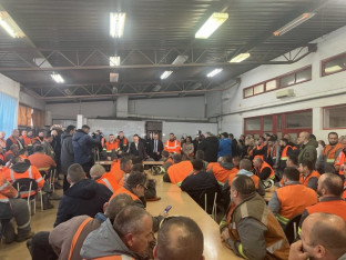 Đokić sa radnicima "Nove Ljubije" koji protestuju odbijanjem obroka