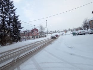 Снијег и одрони паралисали саобраћај на више путних праваца