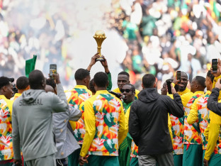 Senegalci slavili usred Pariza sa trofejem koji im je oduzet (VIDEO)