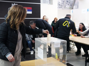 Građani Srbije danas izlaze na izbore  u 10 opština i gradova